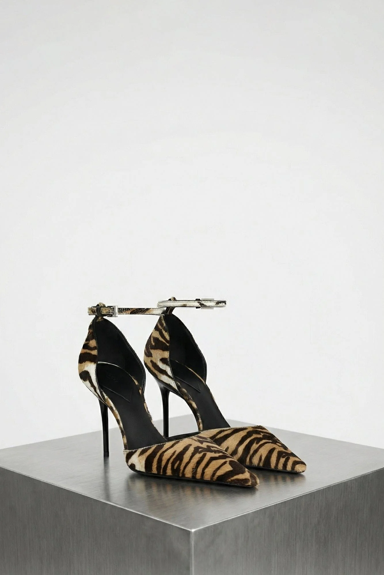 Alaïa Pumps in Naturel - Image 2