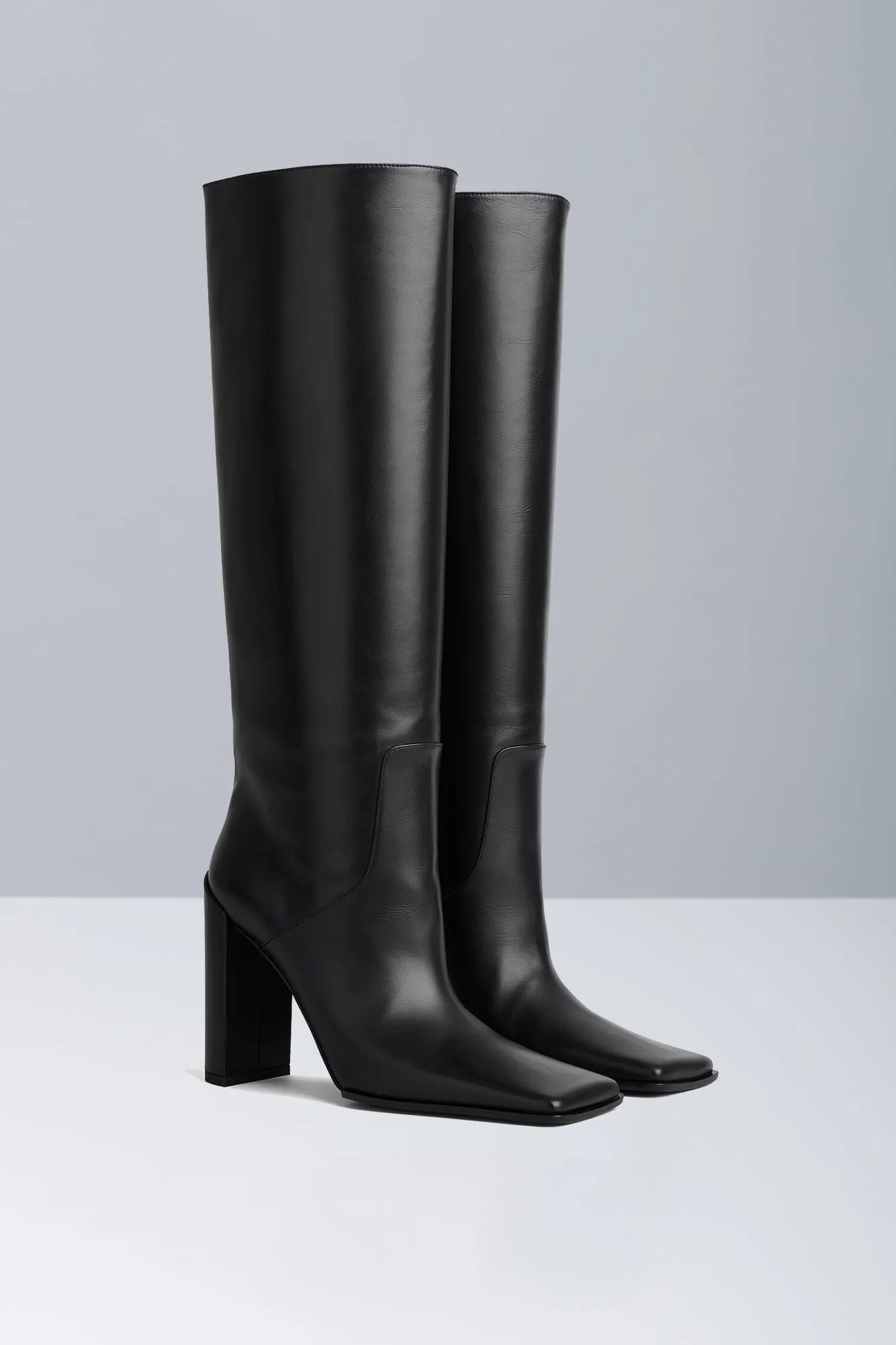 Alaïa High Knee Boots In Noir