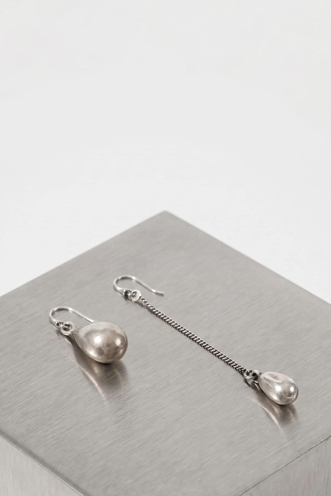 Ann Demeulemeester Nais Pearl Earrings In Antique Silver