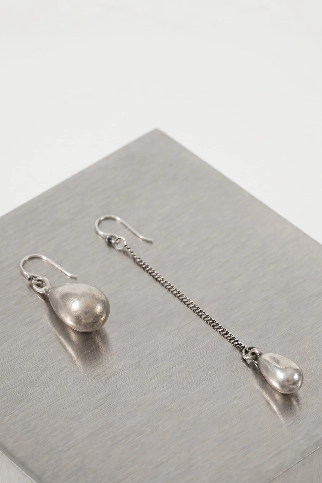Ann Demeulemeester Nais Pearl Earrings In Antique Silver - Image 2