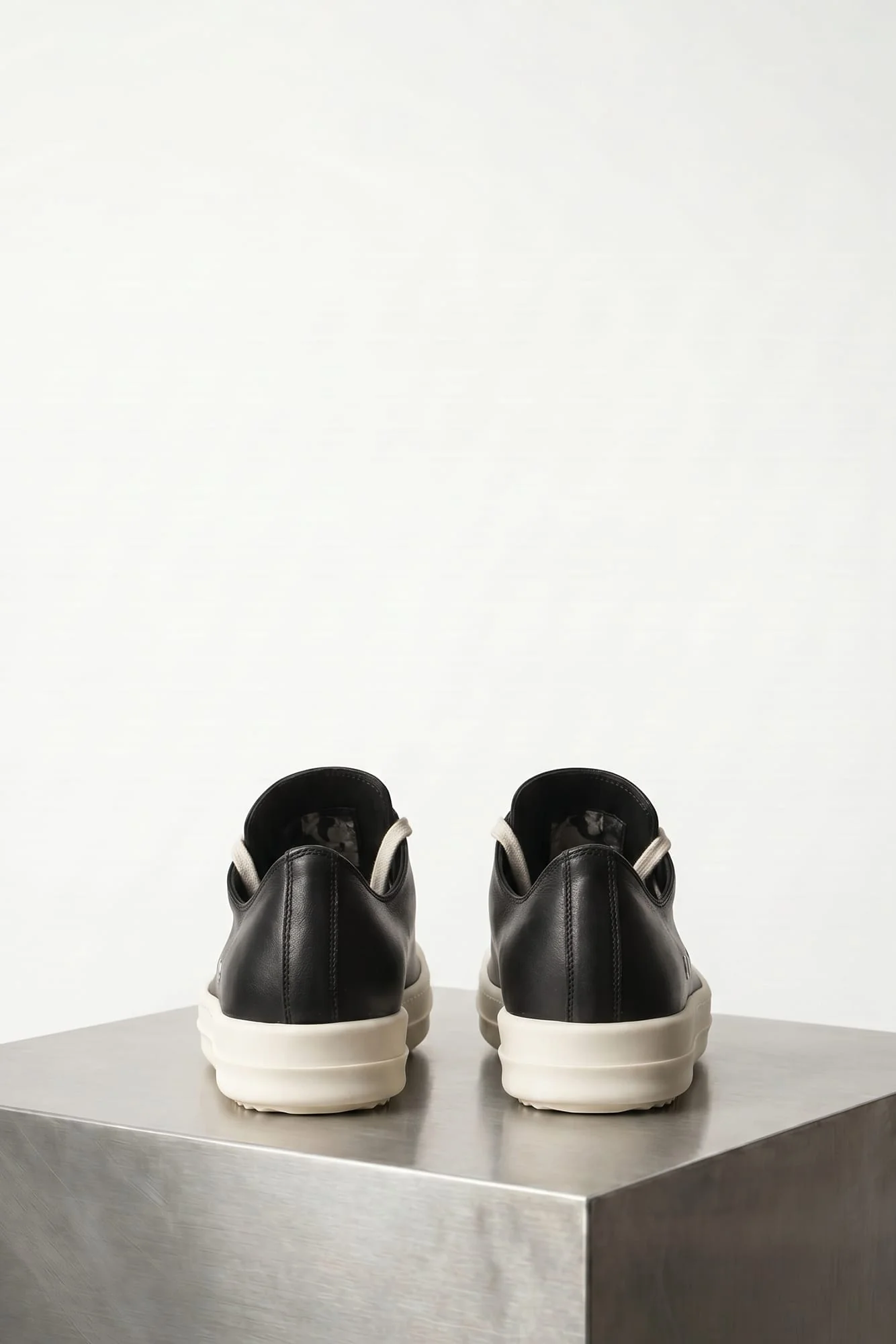 Rick Owens Scarpe In Pelle Extreme Low Sneaks in Black/Milk SS26 - Image 4