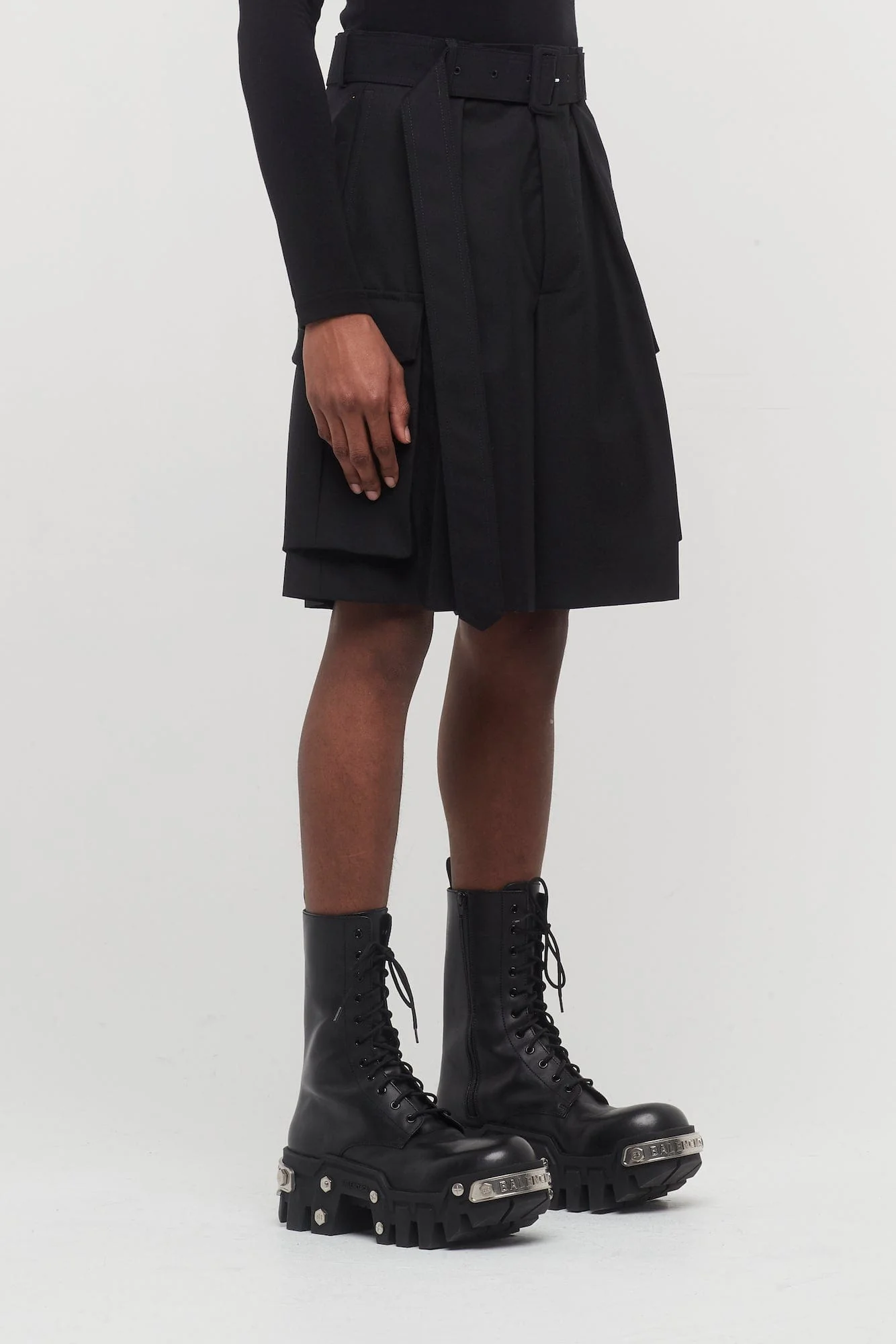 Dries Van Noten Piers Shorts in Black - Image 2