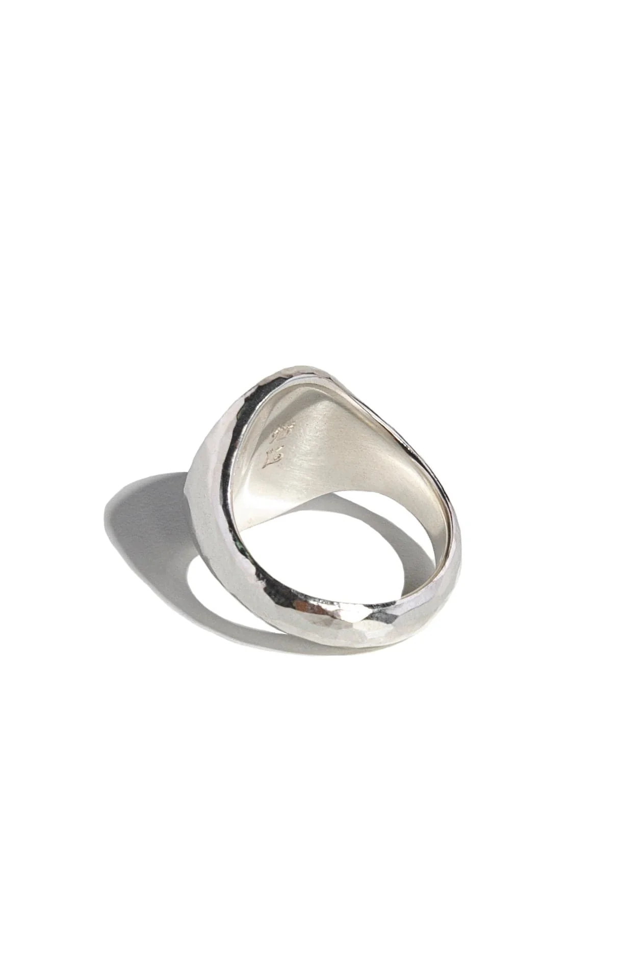 Werkstatt München Hammered Silver Oval Signet Ring - Image 4